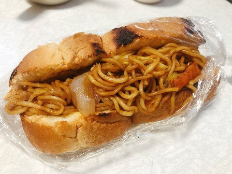 食パンで作る焼きそばパン